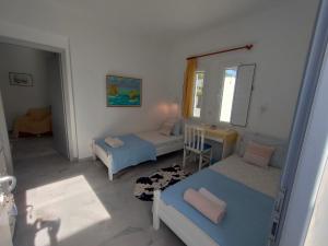 Postel nebo postele na pokoji v ubytování Kikis dream refurbished apartment with a bacony and sea views