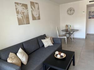 ein Wohnzimmer mit Sofa und Tisch in der Unterkunft Luxury Apartment in Corralejo