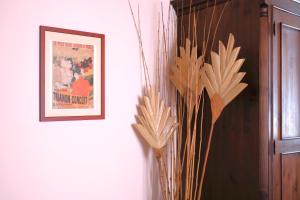 a picture hanging on a wall next to a vase at Vereniki Andros guesthouse in Batsi +25 photos