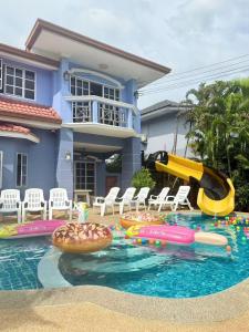 ジョムティエンビーチにあるSunshine Cozy Pool Villaのスライド付きスイミングプールのある家