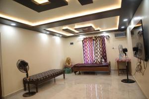 a room with a hair salon with a couch and a window at Highway castle in Mādangeri