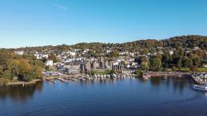 eine Luftansicht einer Stadt auf einem Fluss in der Unterkunft Victoria Loft in Bowness-on-Windermere