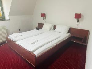 Postel nebo postele na pokoji v ubytování Hotel Amadeus