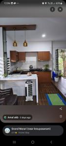 una cocina con mesa en una habitación en Grand marari, en Alleppey