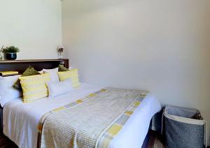 En eller flere senge i et værelse på For Students Only Hox Park Egham