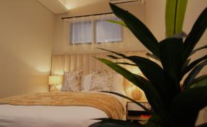 Ένα ή περισσότερα κρεβάτια σε δωμάτιο στο The Sandton Nest - Cozy and Stylish Apartment +36 φωτογραφίες