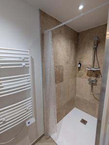 a bathroom with a shower with a shower curtain at Élégant et calme avec clim et jardin privé - Appartement Terracotta in Thonon-les-Bains
