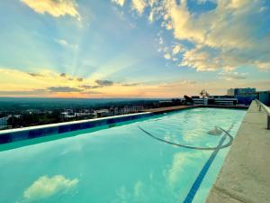 Πισίνα στο ή κοντά στο The Sandton Nest - Cozy and Stylish Apartment