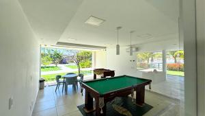 イポジュカにあるPalm Village Acqua - Flats em Muro Alto por Yoloのビリヤード台のあるリビングルーム