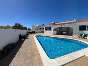 The swimming pool at or close to Villa Coral