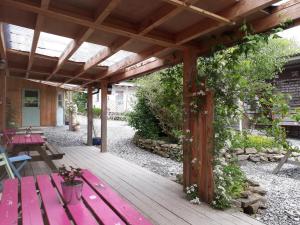 Taman di luar Naturesbase lodge +50 gambar