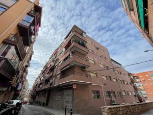 ベニドルムにあるBenidorm JL A y Bの通り沿いにある高い建物