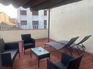un patio avec des chaises et une table sur un balcon dans l'établissement Rare en centre ville, studio climatisé avec terrasse XXL, à Tarbes