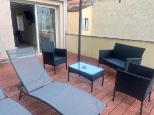 un patio avec des chaises et une table sur un balcon dans l'établissement Rare en centre ville, studio climatisé avec terrasse XXL, à Tarbes 2 autres photos