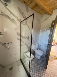 Et badeværelse på Cabaña El Sauce Estilo Nordico en Villa Meliquina Neuquen + 14 billeder