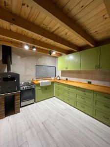 Køkken eller tekøkken på Cabaña El Sauce Estilo Nordico en Villa Meliquina Neuquen