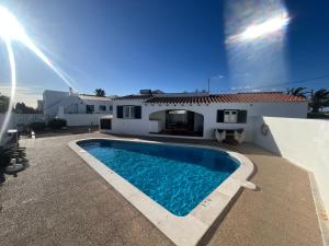 The swimming pool at or close to Villa Coral
