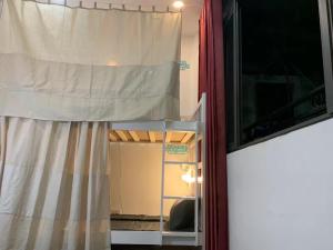 ホーチミン・シティにあるElegant Saigon Hostel - District 3のベッドとカーテン付きの部屋 +24枚の写真