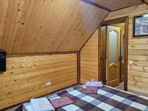 Postel nebo postele na pokoji v ubytování Ластівчине гніздо