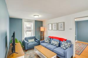 Ein Sitzbereich in der Unterkunft Trail Access Berkshires Gem with Rooftop Deck!