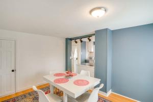 Galeriebild der Unterkunft Trail Access Berkshires Gem with Rooftop Deck! in Lee