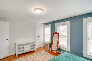Schlafzimmer mit einer Wand mit blauen Akzenten und einem Spiegel in der Unterkunft Trail Access Berkshires Gem with Rooftop Deck! in Lee