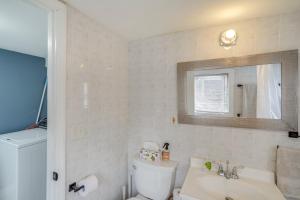 ein Badezimmer mit Toilette, Waschbecken und Spiegel in der Unterkunft Trail Access Berkshires Gem with Rooftop Deck! in Lee + 17 Fotos