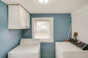 Galeriebild der Unterkunft Trail Access Berkshires Gem with Rooftop Deck! in Lee