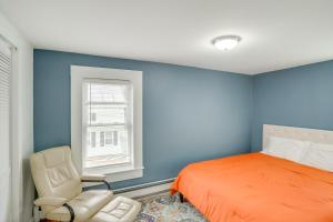 Ein Bett oder Betten in einem Zimmer der Unterkunft Trail Access Berkshires Gem with Rooftop Deck!