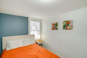 Ein Bett oder Betten in einem Zimmer der Unterkunft Trail Access Berkshires Gem with Rooftop Deck!