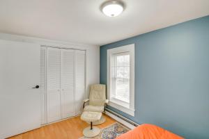 Ein Sitzbereich in der Unterkunft Trail Access Berkshires Gem with Rooftop Deck!