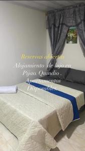 una camera da letto con un letto con un cartello sul muro di El Apartastudio de Doña Gilma a Pijao