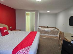 Postel nebo postele na pokoji v ubytování OYO Hotel Starlite Seneca Falls