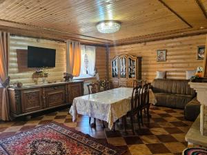 TV a/nebo společenská místnost v ubytování Ластівчине гніздо