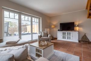 a living room with a couch and a tv at Diekhus SPO Diekhus 3 in Böhl