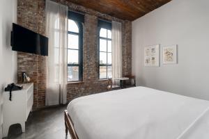 TV a/nebo společenská místnost v ubytování Wythe Hotel