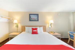 Postel nebo postele na pokoji v ubytování OYO Hotel Starlite Seneca Falls