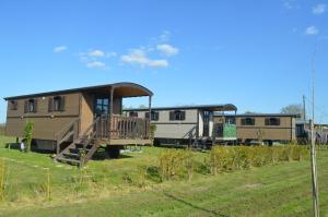 een groep campers geparkeerd in een veld bij L'Insolite de Nathcy in Thiel-sur-Acolin