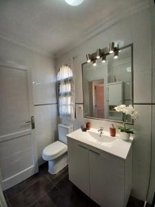 Ένα μπάνιο στο Bungalow Aloe Top Apartment in Costa Calma