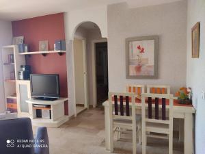 Μια τηλεόραση ή/και κέντρο ψυχαγωγίας στο Bonito piso con piscina y pádel