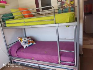 Μία ή περισσότερες κουκέτες σε δωμάτιο στο Bonito piso con piscina y pádel +10 φωτογραφίες
