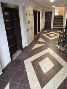 korytarz z podłogą wyłożoną kafelkami i zaparkowanymi motocyklami w obiekcie Banjski Raj w mieście Vrnjačka Banja