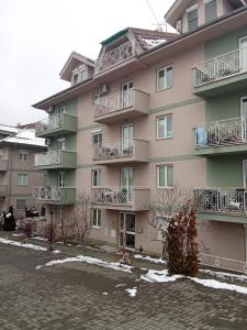 duży budynek apartamentowy ze śniegiem na ziemi w obiekcie Banjski Raj w mieście Vrnjačka Banja