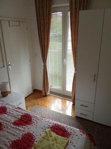 sypialnia z łóżkiem i dużym oknem w obiekcie Banjski Raj w mieście Vrnjačka Banja