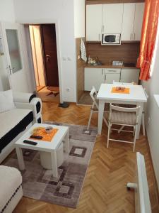 mały salon ze stołem i kuchnią w obiekcie Banjski Raj w mieście Vrnjačka Banja