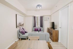 TV a/nebo společenská místnost v ubytování NEW! Trendy 1BR in Cebu IT Park- Central location
