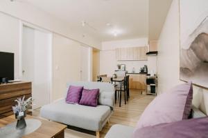 Kuchyň nebo kuchyňský kout v ubytování NEW! Trendy 1BR in Cebu IT Park- Central location