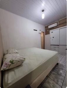 a bedroom with a large bed in a room at Casa em Prado com piscina - Temporada in Prado