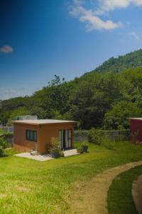 a small house in the middle of a yard at Chácara Itaqueri Ambar in São Pedro