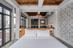 Postel nebo postele na pokoji v ubytování Wythe Hotel